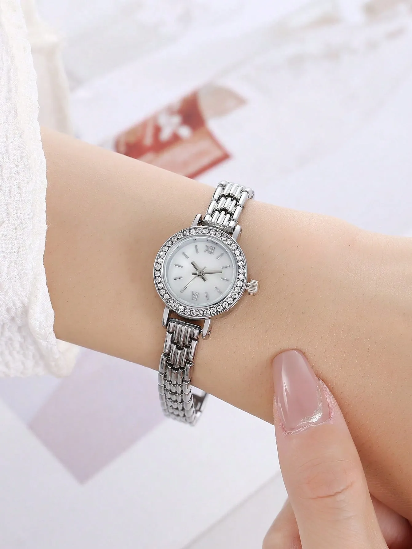 1pc Silver Zinc Alloy Strap Rhinestone Decor Round Dial Quartz Watch
