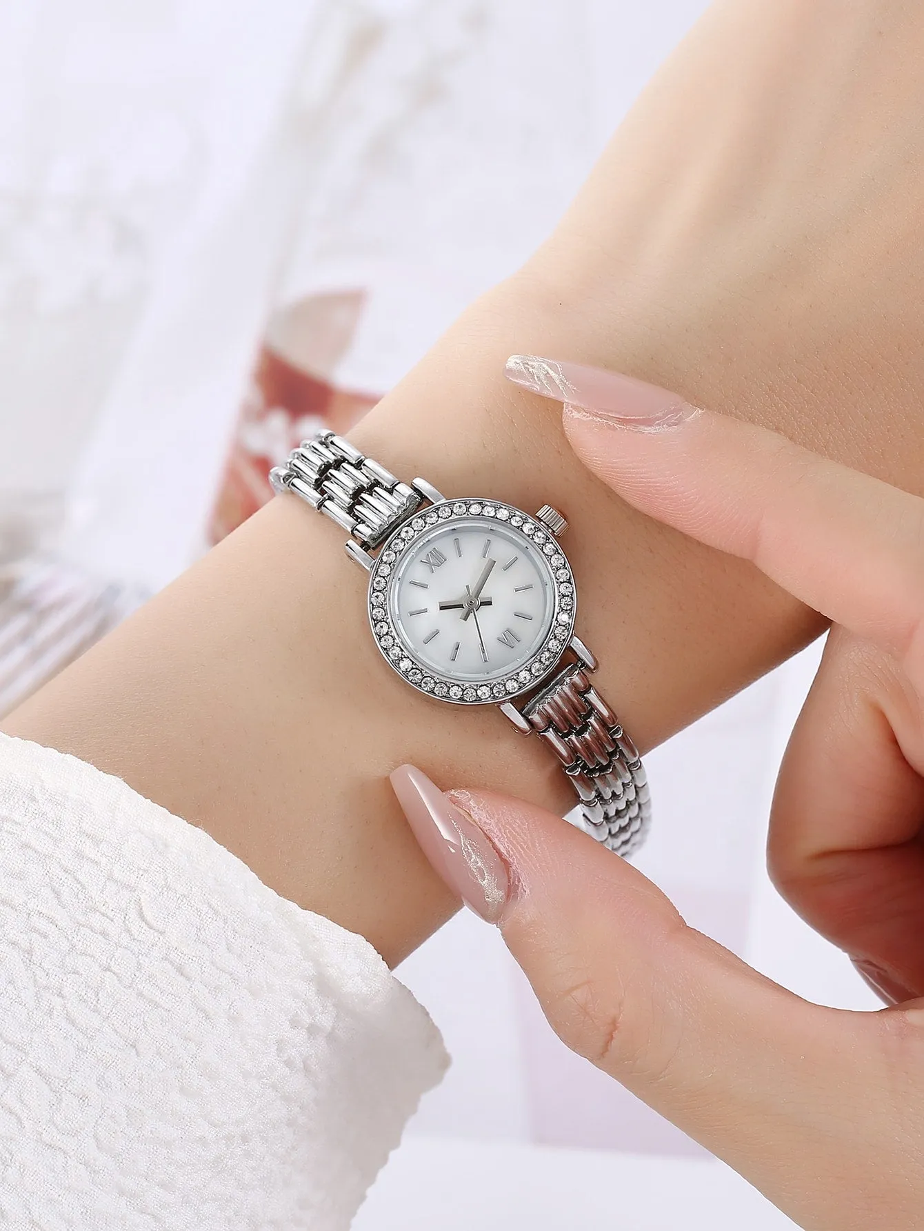1pc Silver Zinc Alloy Strap Rhinestone Decor Round Dial Quartz Watch