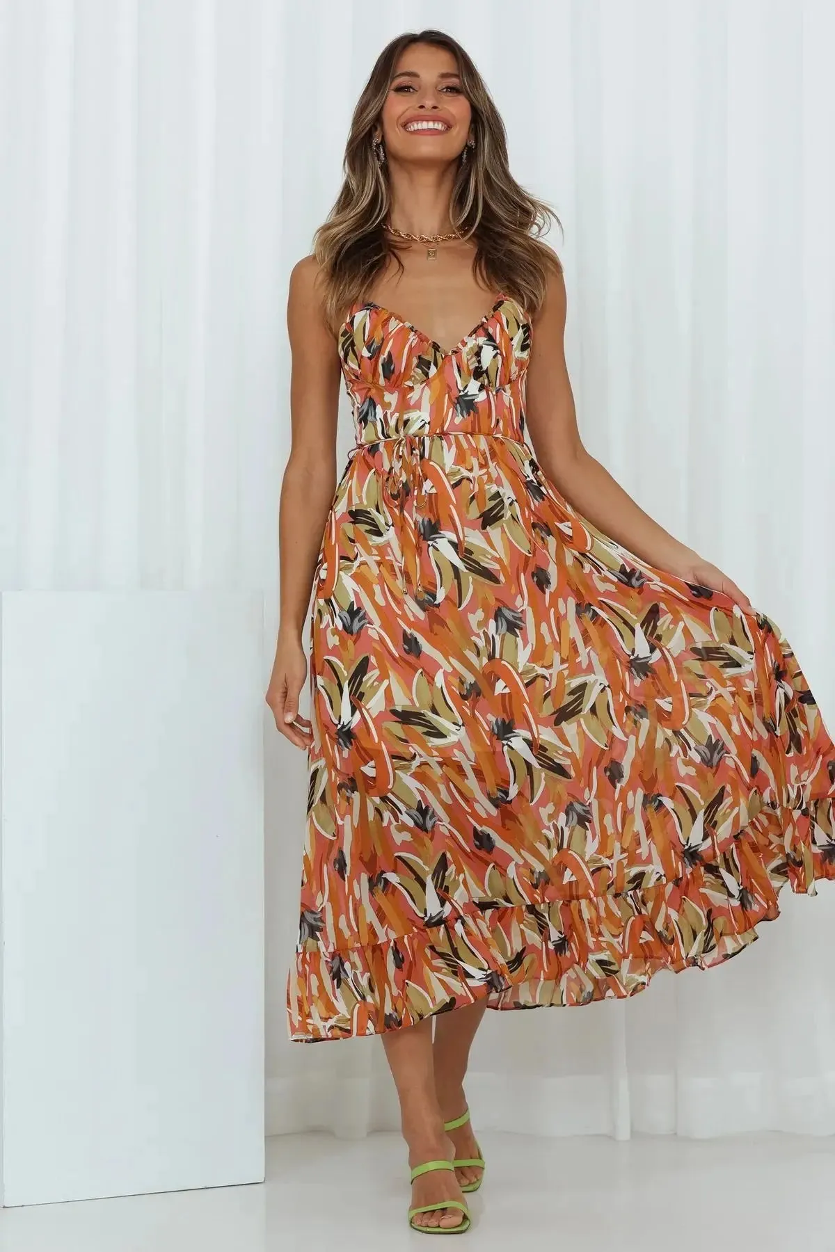 Luftiges Midikleid mit Muster und Taillenband