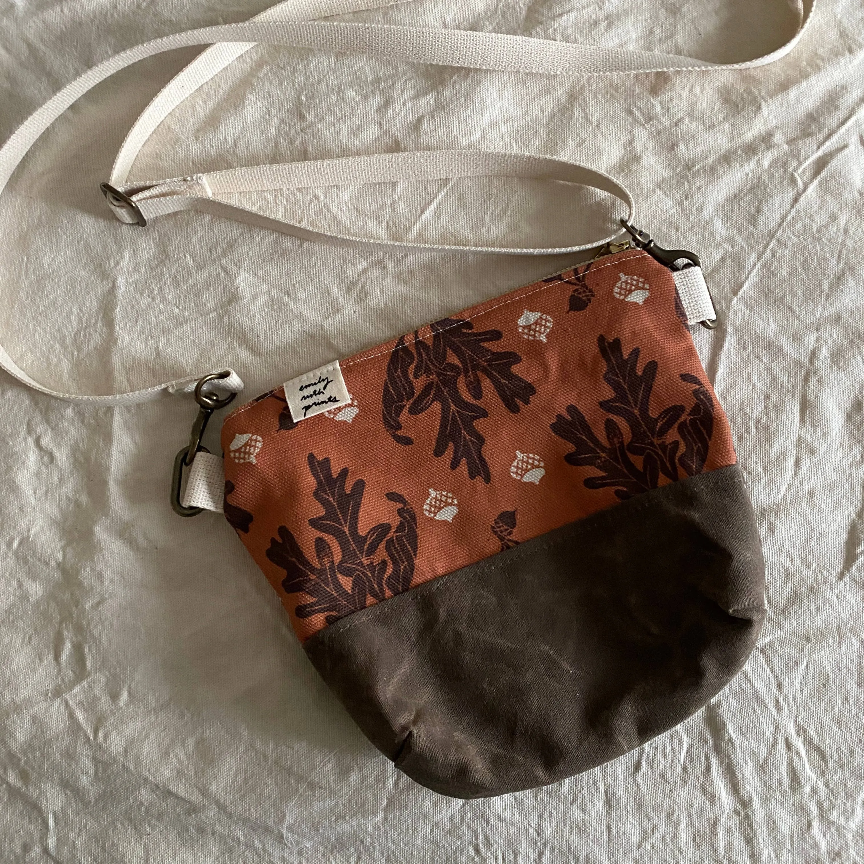Small Crossbody Bag: Oak leaf
